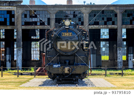 夏の旧豊後森機関庫と蒸気機関車　大分県玖珠郡 93795810