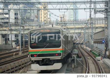 東京駅を出て上野駅に向かう上野東京ラインの電車 93796041