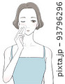 スキンケア　コットンを使う女性 93796296