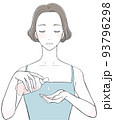 スキンケア　化粧品を手に出す女性 93796298