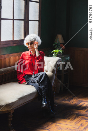 グレイヘアの女性　サングラス 93796765