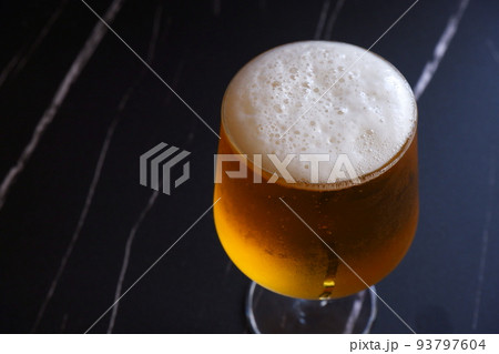 きめ細かい泡が立つ、よく冷えたビール きめ細かい泡が立つ、よく冷えたビール 93797604