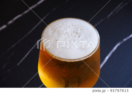 きめ細かい泡が立つ、よく冷えたビール 93797613