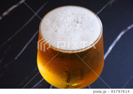 きめ細かい泡が立つ、よく冷えたビール 93797614