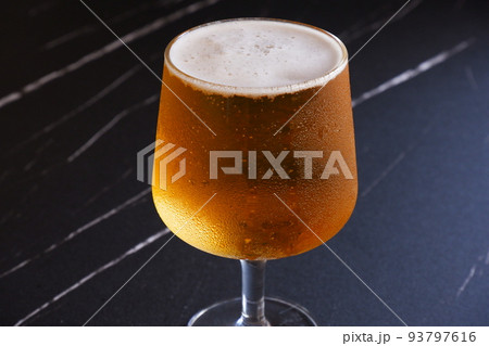 きめ細かい泡が立つ、よく冷えたビール きめ細かい泡が立つ、よく冷えたビール 93797616