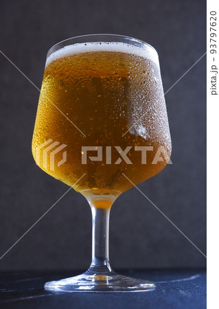 きめ細かい泡が立つ、よく冷えたビール 93797620