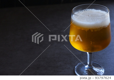 きめ細かい泡が立つ、よく冷えたビール 93797624