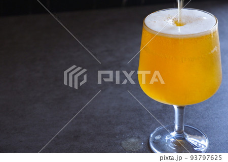 きめ細かい泡が立つ、よく冷えたビール 93797625