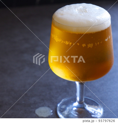 きめ細かい泡が立つ、よく冷えたビール 93797626