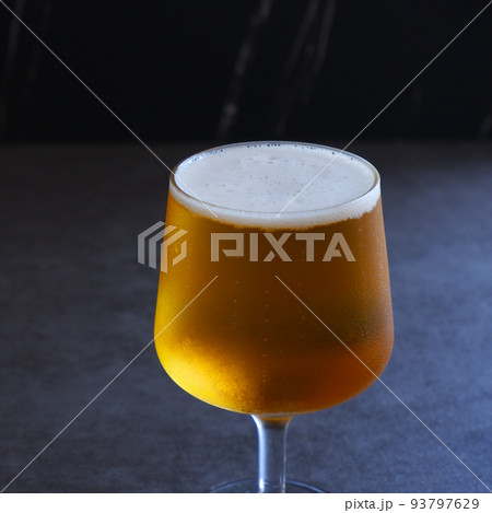 きめ細かい泡が立つ、よく冷えたビール 93797629