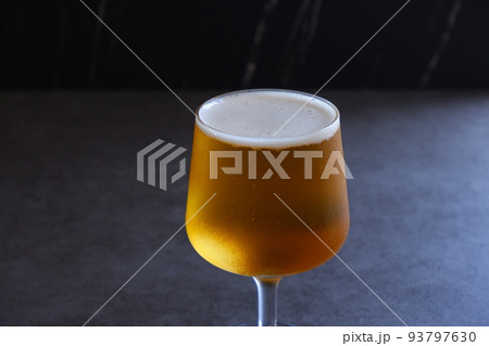 きめ細かい泡が立つ、よく冷えたビール 93797630
