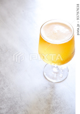 きめ細かい泡が立つ、よく冷えたビール きめ細かい泡が立つ、よく冷えたビール 93797638