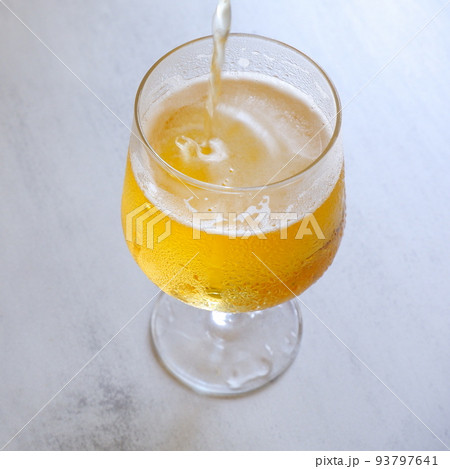 きめ細かい泡が立つ、よく冷えたビール きめ細かい泡が立つ、よく冷えたビール 93797641