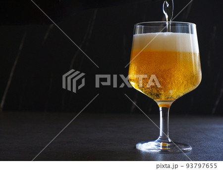 きめ細かい泡が立つ、よく冷えたビール 93797655