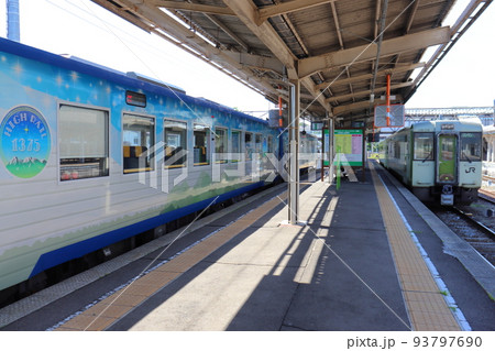 小海線のHIGH RAIL 1375と普通列車(小諸駅) 小海線のHIGH RAIL 1375と普通列車(小諸駅) 93797690