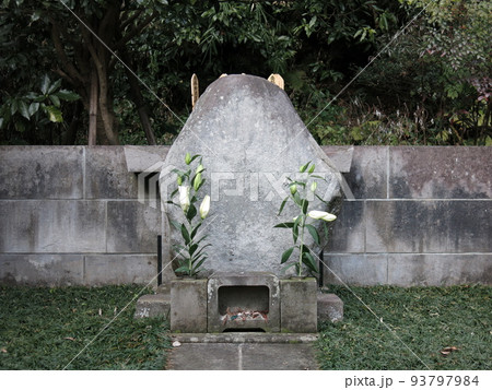 鎌倉市の妙本寺にある竹御所の墓 93797984