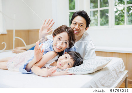 ベットで仲良く過ごす親子 93798011