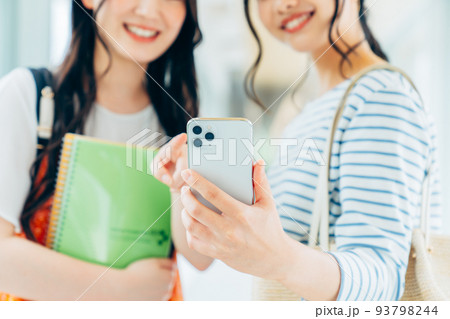 スマホを見る大学生の女の子 スマホを見る大学生の女の子 93798244