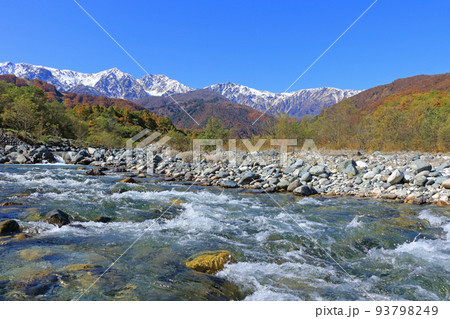 信州白馬　冠雪した白馬三山と三段染めの紅葉 93798249