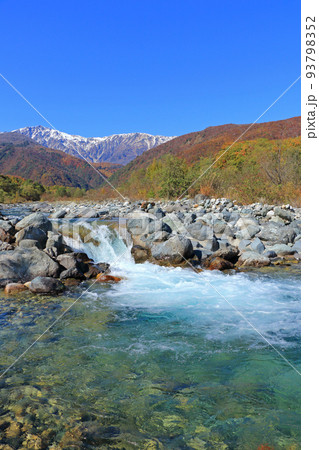 信州白馬 冠雪した白馬岳と三段染めの紅葉 信州白馬 冠雪した白馬岳と三段染めの紅葉 93798352