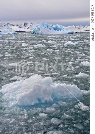 Deep Blue Iceberg, Nordvest-Spitsbergen National Park, Norway 93799817