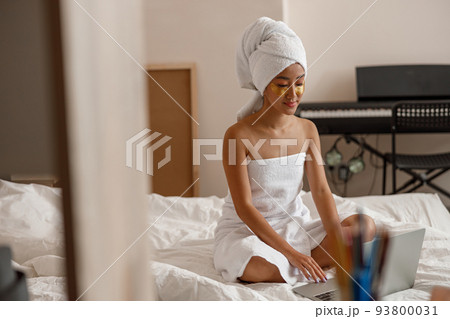 Asian young woman using laptop after shower at home 93800031