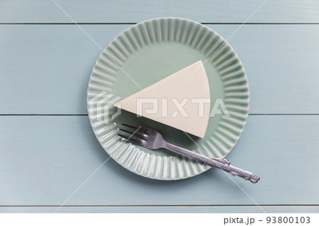 木製テーブルの上のレアチーズケーキ 93800103