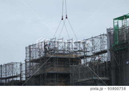 マンション建設現場のクレーン作業 マンション建設現場のクレーン作業 93800758