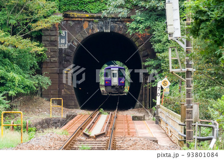 【関西本線】坊谷トンネルを通過する列車 93801084