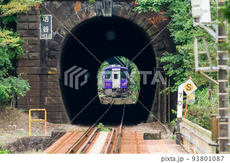 【関西本線】坊谷トンネルを通過する列車 93801087