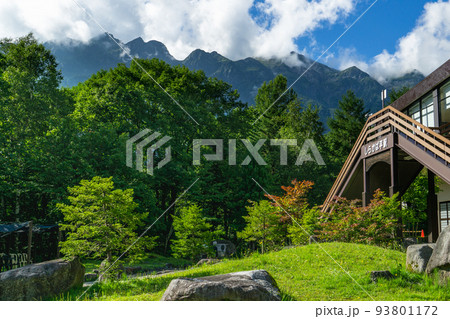 岐阜県の新穂高ロープウエイしらかば平駅から見上げる笠ヶ岳 岐阜県の新穂高ロープウエイしらかば平駅から見上げる笠ヶ岳 93801172