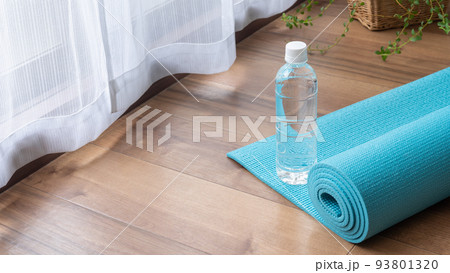ヨガマットとペットボトルの水 ヨガマットとペットボトルの水 93801320