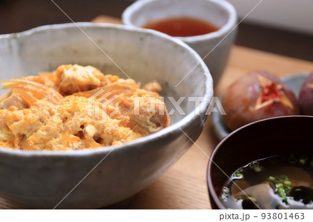庶民的な和風料理のひとつ、手作りの親子丼 庶民的な和風料理のひとつ、手作りの親子丼 93801463