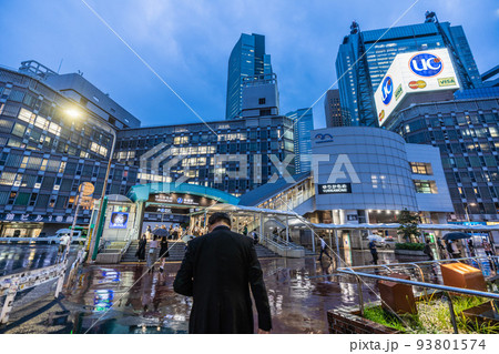 日本の東京都市景観 新橋駅前(奥は汐留)。天気が急変、暗雲広がる上空。立ち止まりスマホ操作=9月1日 日本の東京都市景観 新橋駅前(奥は汐留)。天気が急変、暗雲広がる上空。立ち止まりスマホ操作=9月1日 93801574