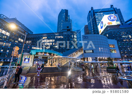 日本の東京都市景観 新橋駅前（奥は汐留）。天気が急変、暗雲広がる上空。突然の雨に戸惑う人々＝9月1日 93801580
