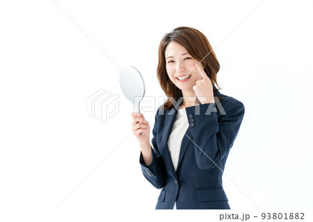 目元を気にする女性 目元を気にする女性 93801882