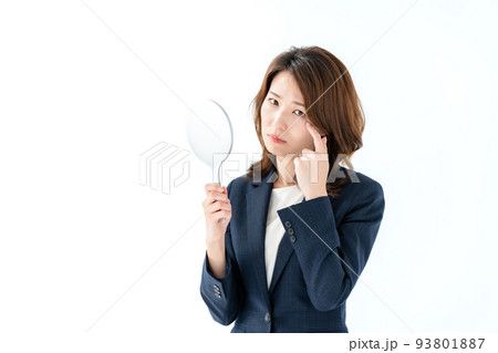 目元を気にする女性 目元を気にする女性 93801887