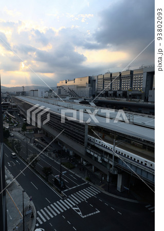 夕暮れ時の京都駅・八条口(新幹線口) 夕暮れ時の京都駅・八条口(新幹線口) 93802093
