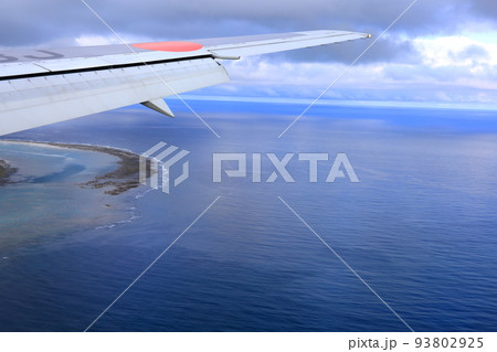 石垣島 白保のサンゴ礁を上空から望む 石垣島 白保のサンゴ礁を上空から望む 93802925