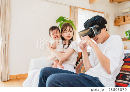 リビングでVRゴーグルをつける家族 リビングでVRゴーグルをつける家族 93803079