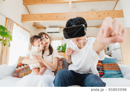 リビングでVRゴーグルをつける家族 リビングでVRゴーグルをつける家族 93803096