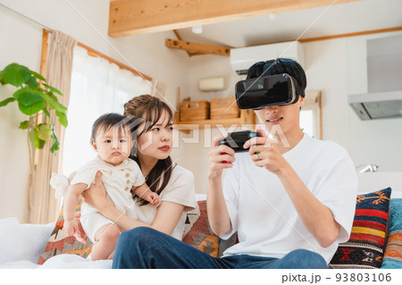 リビングでVRゴーグルをつける家族 93803106
