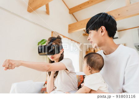 リビングでVRゴーグルをつける家族 93803116