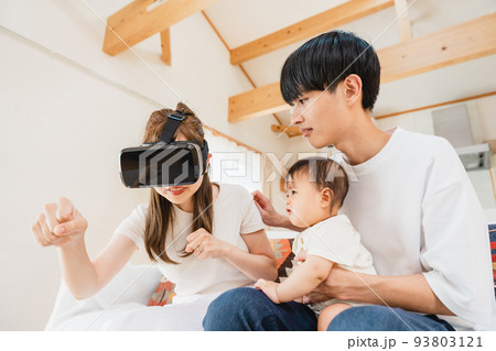 リビングでVRゴーグルをつける家族 リビングでVRゴーグルをつける家族 93803121
