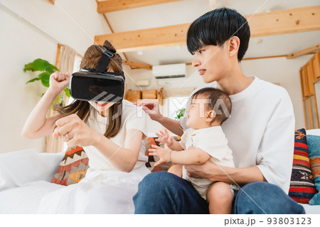 リビングでVRゴーグルをつける家族 リビングでVRゴーグルをつける家族 93803123