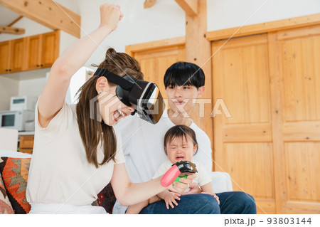 リビングでVRゴーグルをつける家族 リビングでVRゴーグルをつける家族 93803144