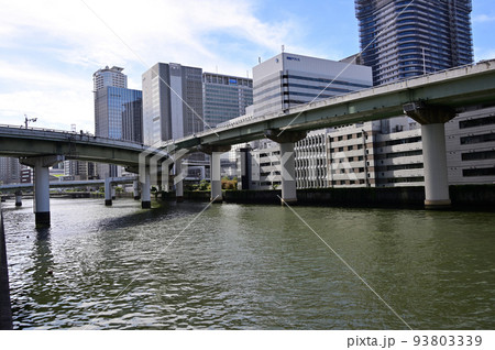 堂島川に架かる阪神高速とビル風景 93803339