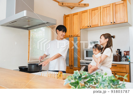 キッチンで一緒にする家族 93803787