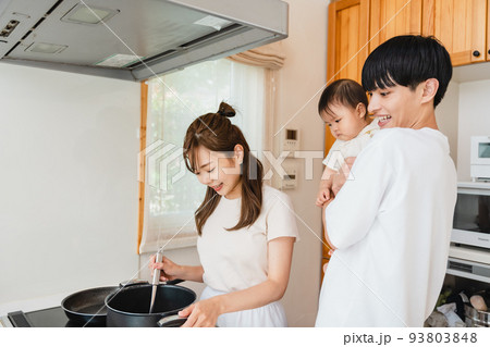 キッチンで一緒にする家族 93803848