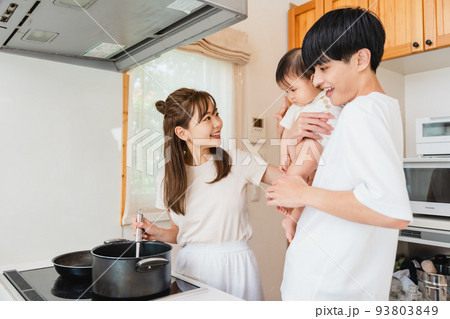 キッチンで一緒にする家族 93803849